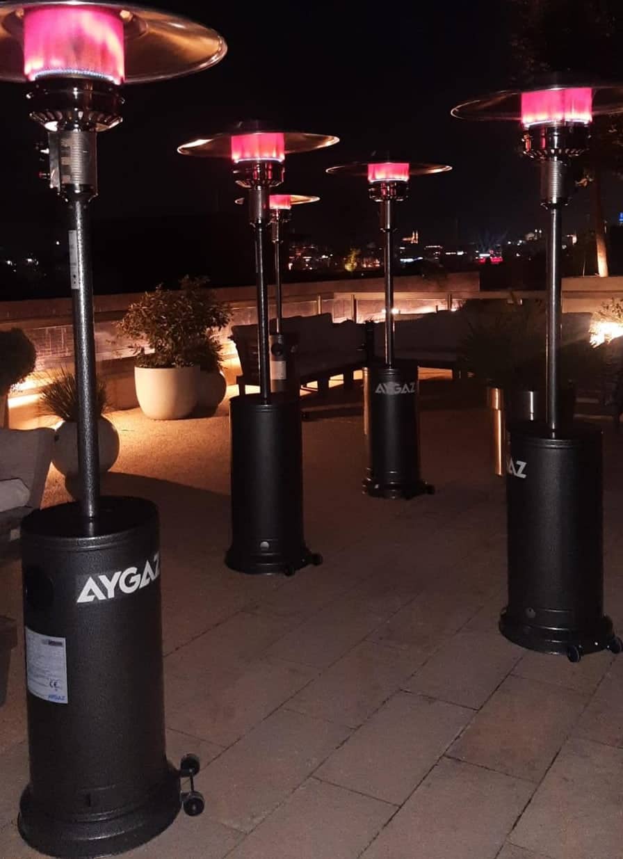 Çatı katı organizasyonunda gece yanan ısıtıcılar