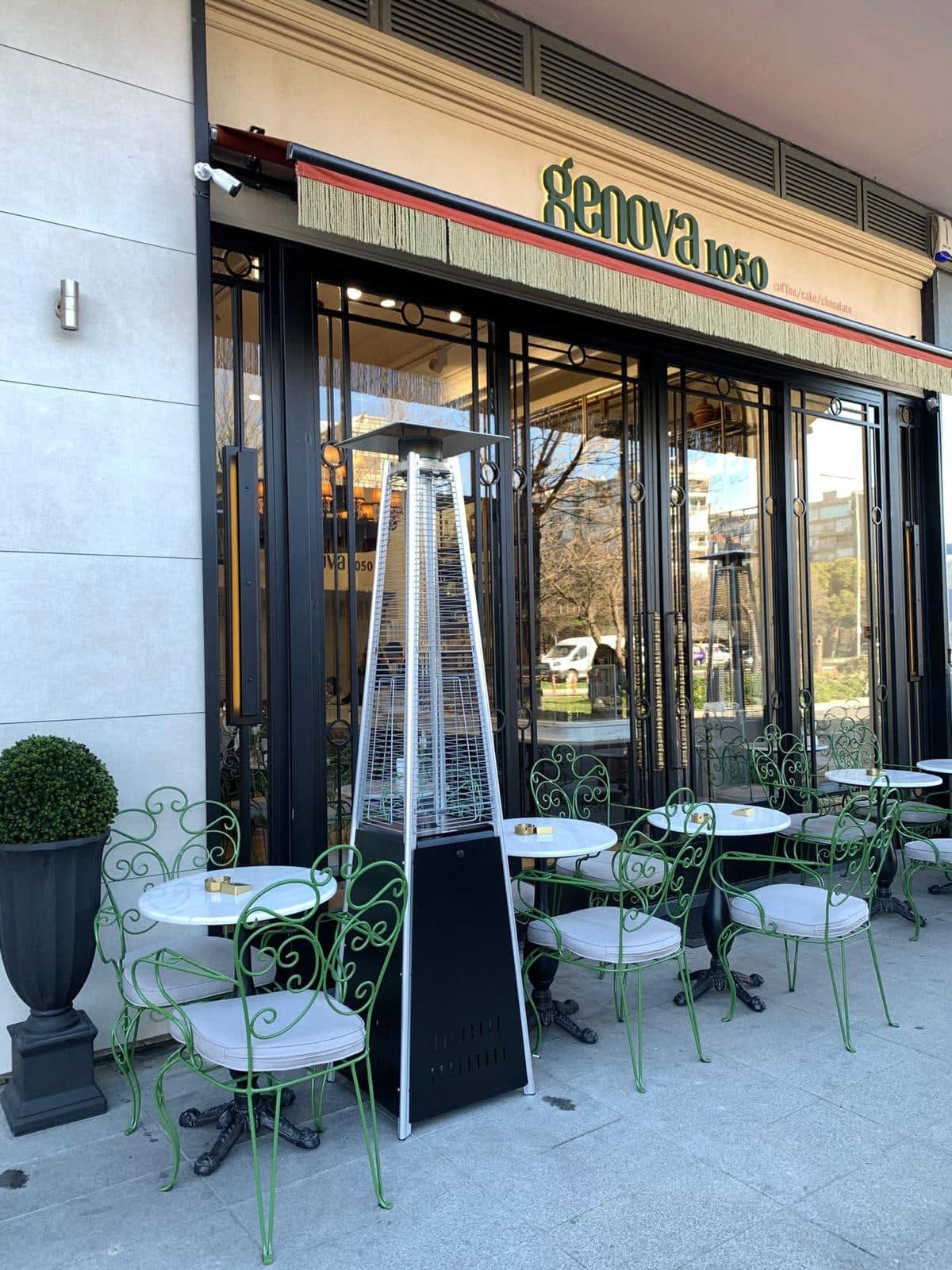 Kafe önündeki masaların yanında piramit ısıtıcı