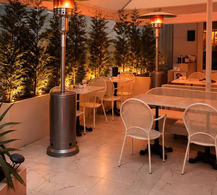 Kafe bahçesinde ısıtıcılar